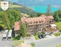 ベアテンベルクにあるBeatenberg Resort &amp; Spaの駐車場付きホテルの空中ビュー