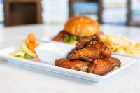 um prato de comida com um sanduíche sobre a mesa em voco The Darwin - Atlanta Midtown by IHG em Atlanta