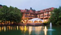 un hotel con una fuente frente a un edificio en NH Milano 2, en Segrate
