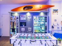 Una tienda con una tabla de surf encima de un enfriador de bebidas. en Hotel ibis Budget Porto Gaia, en Vila Nova de Gaia