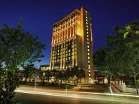 マラティヤにあるMovenpick Hotel Malatyaの高い建物は夜にライトアップされる