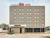 a hospital building with a big sign on it at Ibis Guaratingueta Aparecida - Circuito da Fé in Guaratinguetá