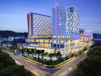 un gran edificio con una calle delante en Mercure Samarinda, en Samarinda
