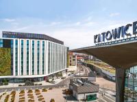 Una vista de un hotel con un cartel que indica el edificio Krumik. en Mercure Katowice Centrum, en Katowice