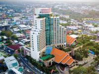 Una vista aérea de un gran edificio en una ciudad. en Pullman Khon Kaen Raja Orchid, en Khon Kaen