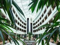 arium de un edificio con mesas y sillas en Sofitel Luxembourg Europe, en Luxemburgo