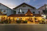 een gebouw met lichten aan de straatkant bij Kamala Dreams in Kamala Beach