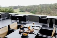 Una mesa con platos de comida en un balcón. en Bom Sucesso Resort, en Vau