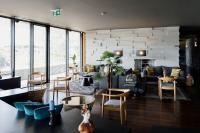 una sala de estar con sofá, mesas y sillas en Bom Sucesso Resort, en Vau