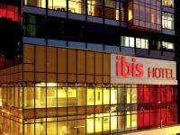 Un edificio con un cartel que dice ibis hotels en Ibis Hong Kong Central &amp; Sheung Wan, en Hong Kong