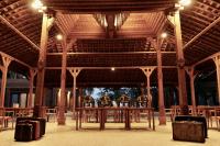 un tavolo e sedie in un padiglione con luci di Pulojava Resort a Karimunjawa