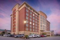 Un gran edificio con coches aparcados en un estacionamiento. en Drury Plaza Hotel Columbia East, en Columbia