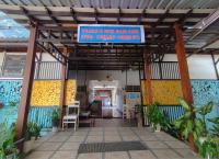 een gebouw met een bord dat een restaurant leest bij Loox Hotel Grand Aroya in Mataram