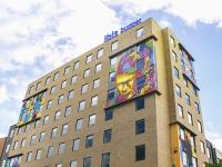 Un edificio con una pintura en el costado. en ibis budget Bogota Marly, en Bogotá