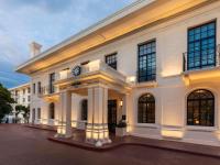 un edificio blanco con un reloj en la parte delantera en Sofitel Legend Casco Viejo, Panama City, en Panamá