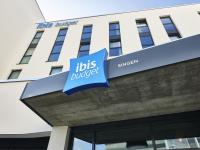 una señal en la parte delantera de un edificio hospitalario en Ibis Budget Singen, en Singen