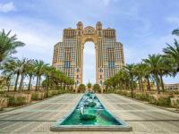 アブダビにあるRixos Marina Abu Dhabiのゲートウェイアーチとラスベガス宮殿の眺め