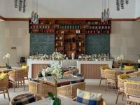 una sala da pranzo con tavoli, sedie e lavagna di Alima ARQ Beach Resort a Brtania