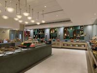 Una panadería con muchos tipos diferentes de alimentos en exhibición. en Grand Mercure Agra - An Accor Brand, en Agra