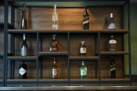 uno scaffale pieno di molte bottiglie di alcol di Kent Room Hotel a Kapaklı