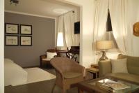 una sala de estar con un sofá y una mesa en Bergland Hotel - Adults only, en Salzburgo