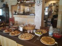 Una mesa con muchos platos de comida encima. en B&B Alle Calende Greche, en Martignano