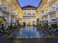 un gran edificio con una piscina en el centro en The Phoenix Hotel Yogyakarta - Handwritten Collection, en Yogyakarta