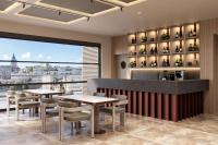 Un restaurante con mesas y sillas y vista a la ciudad. en Delta Hotels by Marriott Istanbul Karakoy, en Estambul