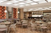 Una representación de un restaurante con mesas y sillas. en Delta Hotels by Marriott Istanbul Karakoy, en Estambul