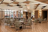 Un restaurante con mesas y sillas en un edificio. en Delta Hotels by Marriott Istanbul Karakoy, en Estambul