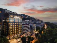 ブルサにあるMövenpick Hotel &amp; Thermal Spa Bursaの夜の街の景色