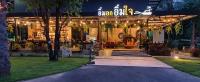 ein Gebäude mit einem Restaurant, das nachts beleuchtet ist in der Unterkunft Pranburi Cabana Resort in Pran Buri