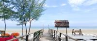 eine hölzerne Promenade zum Strand mit einem Schild in der Unterkunft Pranburi Cabana Resort in Pran Buri