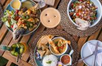 un grupo de platos de comida en una mesa de madera en Hydronauts Diving Resort - Koh Tao, en Ko Tao