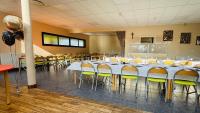 een conferentieruimte met een lange tafel en stoelen bij Hébergement Centre Missionnaire Saint Jacques in Guiclan