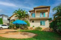 un paraguas azul delante de una casa en THELIGHT SUITES KIGALI Rwanda, en Kigali