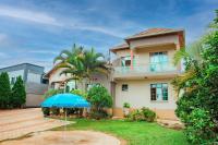 un paraguas azul delante de una casa en THELIGHT SUITES KIGALI Rwanda, en Kigali