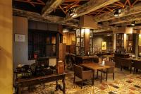 クエンカにあるHotel Resort Cueva del Fraileの部屋にテーブルと椅子があるレストラン