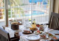 Sentido Lycus Beach Hotel - All Inclusive في ألانيا: طاولة بها أطباق طعام وكؤوس نبيذ