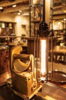 クエンカにあるHotel Resort Cueva del Fraileの部屋のテーブル上のライト