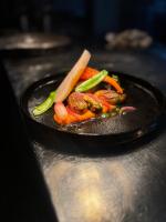 Un plato de comida con verduras en una mesa. en Logis Hotel Spa Restaurant Au Site Normand, en Clécy