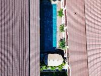 Una vista aérea de una piscina entre dos edificios. en The Secret Luang Prabang, en Luang Prabang