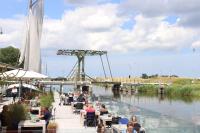 Tầm nhìn suối chảy gần thuyền