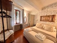 Un dormitorio con una cama grande en una habitación. en Compagnia del mare, Cinque terre Full Apt X 2, centro storico,5 minuti dal mare!, en Riomaggiore