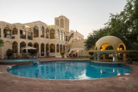 una gran piscina frente a un edificio en Victoria Falls Rainbow Hotel, en Victoria Falls