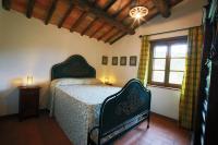 Posteľ alebo postele v izbe v ubytovaní Tenuta Angelici Winery Agriturismo Henni with pool sauna and jacuzzi Cortona