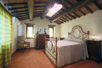 Posteľ alebo postele v izbe v ubytovaní Tenuta Angelici Winery Agriturismo Henni with pool sauna and jacuzzi Cortona