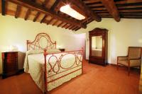 Posteľ alebo postele v izbe v ubytovaní Tenuta Angelici Winery Agriturismo Henni with pool sauna and jacuzzi Cortona