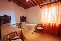 Posteľ alebo postele v izbe v ubytovaní Tenuta Angelici Winery Agriturismo Henni with pool sauna and jacuzzi Cortona