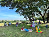 een groep mensen die met vliegers speelt in een park bij Healstay Hostel in Nan
